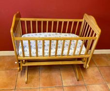 Babylo Timber Glider Crib With Mattress | Excellent Condition
