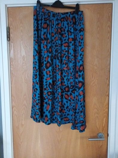 Dunnes  Stores  Gallery  Skirt.  S.14.     B.N.W.T.