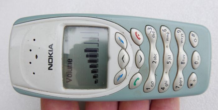 Vintage Nokia 6410 and charger