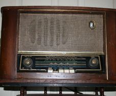 Bush (Ireland) BI26 valve radio (in working order)