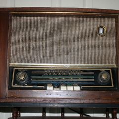 Bush (Ireland) BI26 valve radio (in working order)