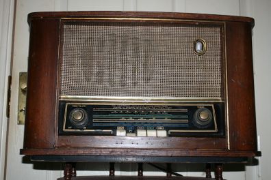 Bush (Ireland) BI26 valve radio (in working order)