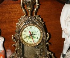 heavy brass clock (battery operated)(in working order)