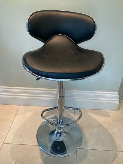 Bar type kitchen swivel stools