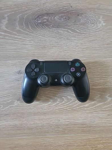 PS4 Pro 1tb + 1 Controller + Charging Dock