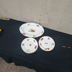 7 vintagd vegetables plates 1 service and 6 sides plates