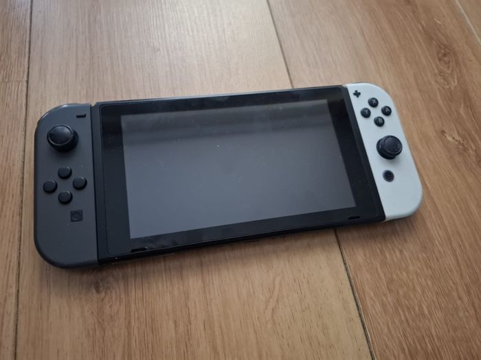 Nintendo Switch + 2 games + case