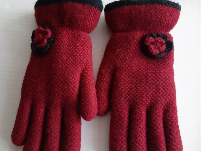 New hat and gloves tag attached