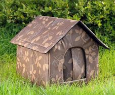 Winter version of a thick outdoor shelter to stray cats