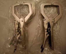 Self-Adjusting Locking Clamp
