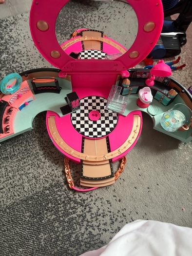 Lol doll house and acc.