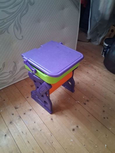 Free child's small desk table