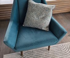 Armchair with cushion, Blue Velvet finish