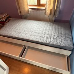 Slakt bed frame with pull out bed and storage
