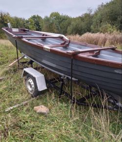 19ft Fibre Glass Boat & Carrier