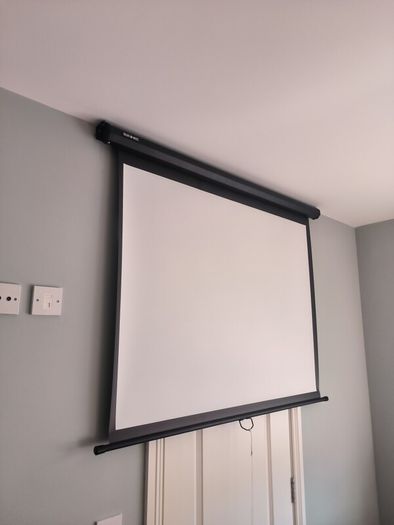 iWimius Projector with Pull Down Screen
