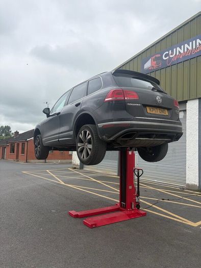 Single post car lifts brand new Pacini brand