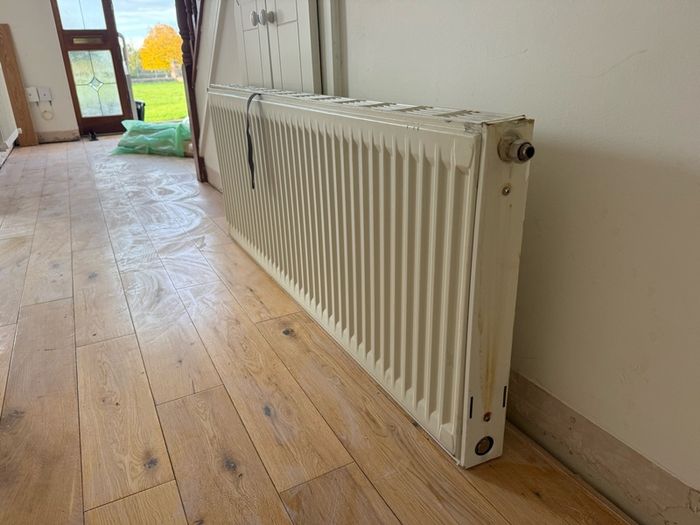 130cm white radiator with brackets
