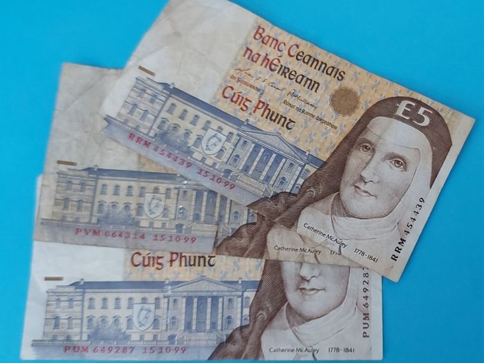 Irish 3 X 1999  Five Pound banknots in Fine  condition