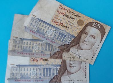 Irish 3 X 1999  Five Pound banknots in Fine  condition