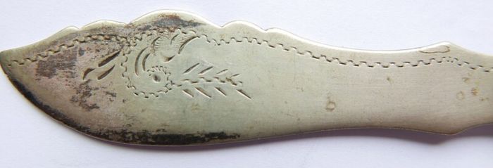 Vintage Sheffield butter or fish knives, two knives have white mother-of-pearl handles