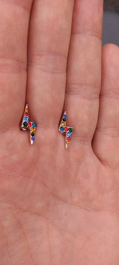 Vintage jewelry is sold individually for 5 to 10 euros