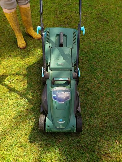 Cordless lawnmower