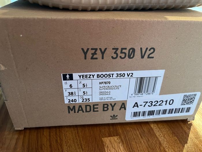 Yeezy 350 (Genuine) in box Size 5.5