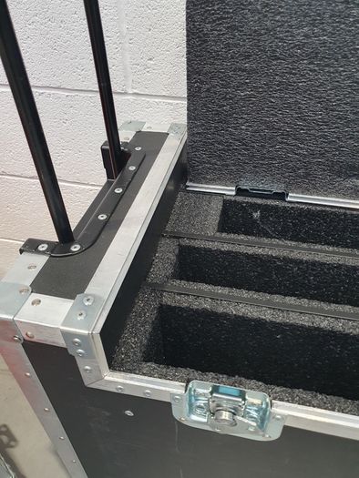 Flight case on wheels  with  Retractable handle
