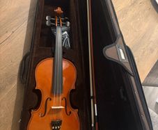 Brand new mint condition Stentor Full Size Violin, with case and strap.