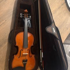Brand new mint condition Stentor Full Size Violin, with case and strap.