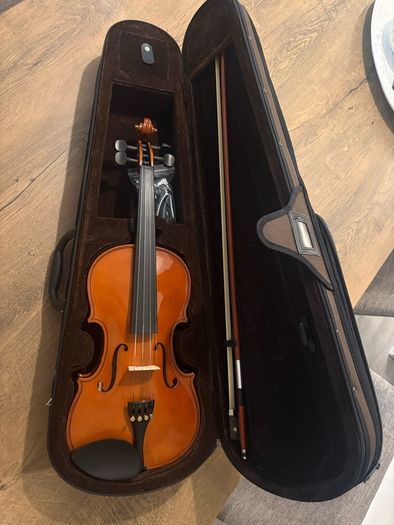 Brand new mint condition Stentor Full Size Violin, with case and strap.