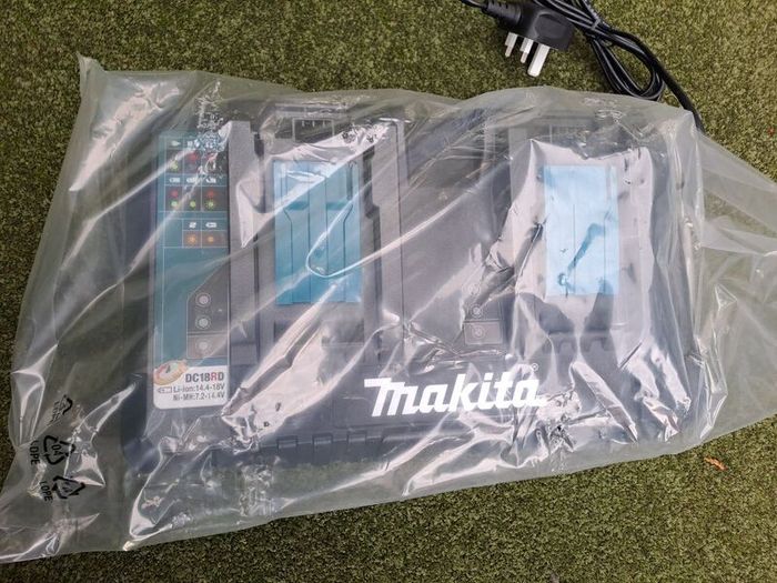 Makita  DC18RD 14.4V to 18V Li-ion LXT Twin Port Charger