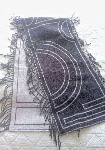 Fringe-trimmed scarf patterned grey