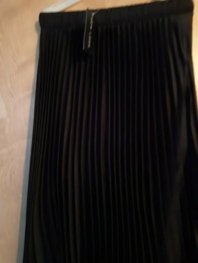 New  Look Plain Pleated  Black Skirt. S.12. B.N.W.T.