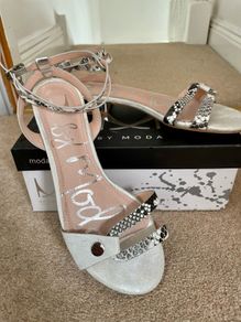 Moda in Pelle sandals like new size 4
