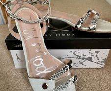 Moda in Pelle sandals like new size 4
