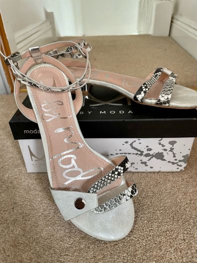 Moda in Pelle sandals like new size 4