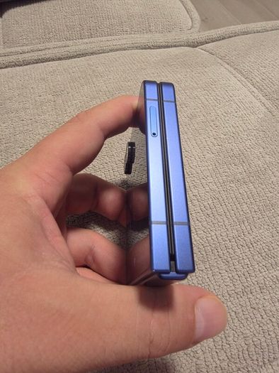 Samsung Galaxy Z Flip 7 512GB - Like New, 1 year old - 12 mth Samsung Waranty - Blue color