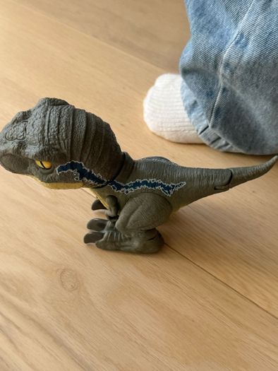 Jurassic World Dominion Uncaged Rowdy Roars Velociraptor Beta Dinosaur Action Figure, Toy Gift with Interactive Motion and Sound Touch Response