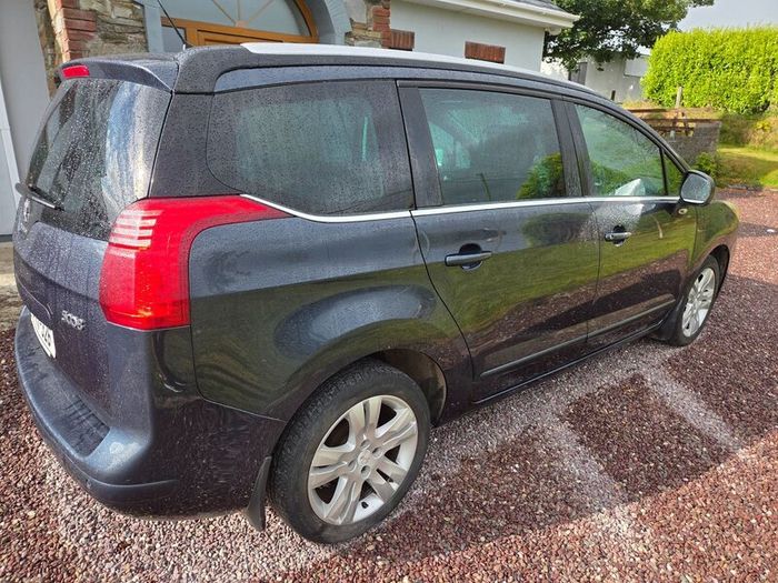 Peugeot 5008 2016 excellent family car