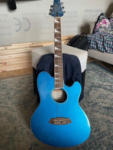 semi acustic guitar