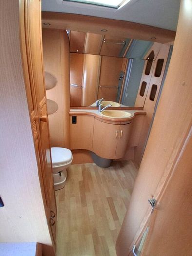 Hobby twin axle fixed bed with walk in bathroom
