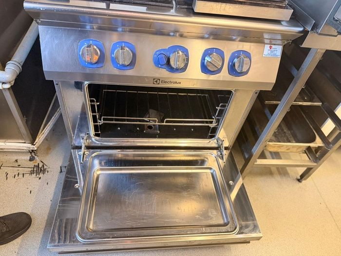 commercial gas cooker