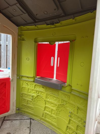 Smoby Jura Lodge playhouse with picnic table and doorbell