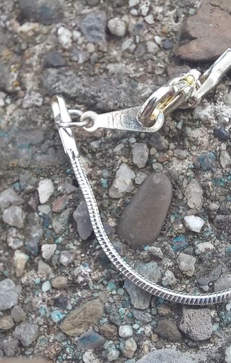 Vintage jewelry is sold individually for 5 to 10 euros.