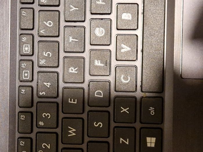ASUS LaptopTablet CN9935, Windows 8, 2GB Ram 64GB HDD, Intel Atom CPU Z3740 1.33GHz in excellent condition