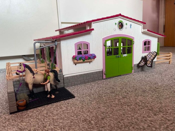 Schleich stable