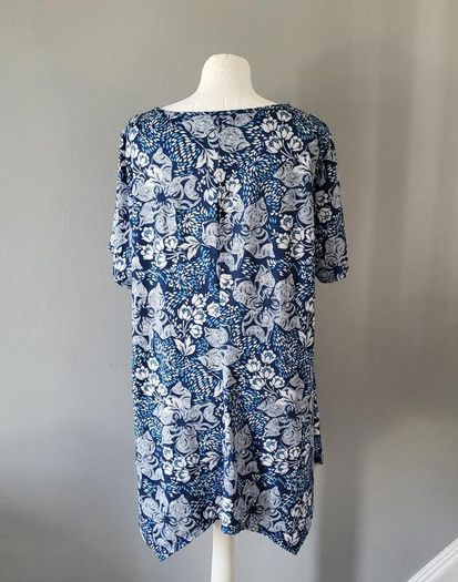 Enmain blue & white top, Size 20-22