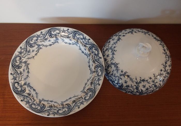 Fabulous Antique Blue and White Lidded Muffin Dish by Royal Worcester in a Beautiful Acanthus Leaf Pattern, Dated 1901, See Condition Report